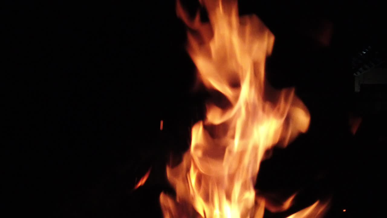 Un fuoco di legna che brucia nella notte, ripresa al rallentatore.