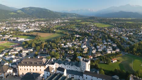 Fortaleza-De-Hohensalzburg-Al-Atardecer---Disparo-De-Drone-Hacia-Atrás