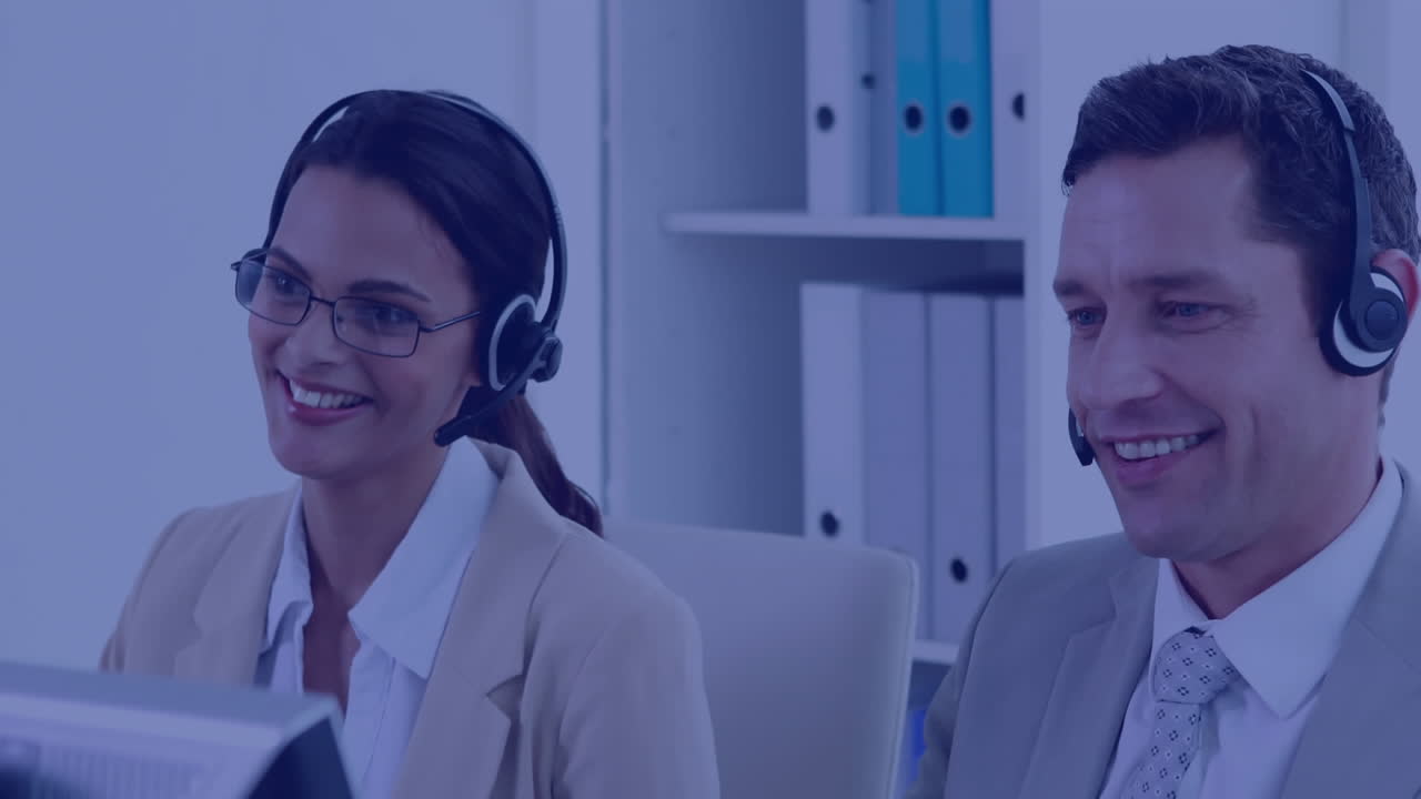 animación de los elementos de la placa de circuitos sobre personas de negocios que usan auriculares telefónicos