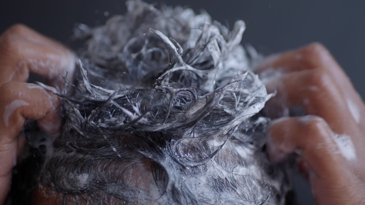 푸 로 머리 를 는 남자