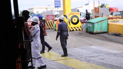 Trabajadores-Asiáticos-Del-Transbordador-Que-Visten-Uniformes