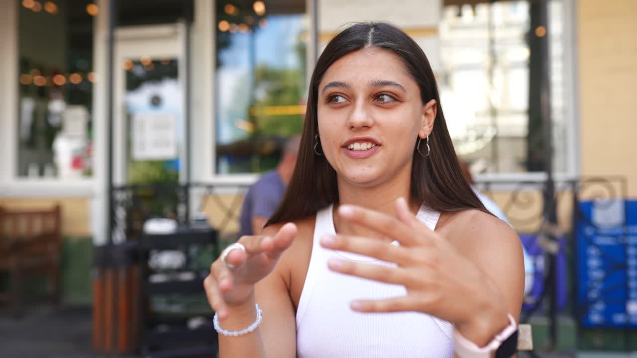 mujer en conversación al aire libre