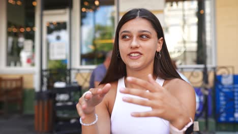 mujer en conversación al aire libre