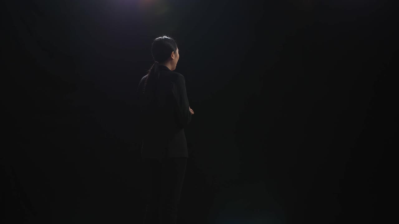 mujer en traje de negocios dando una presentación