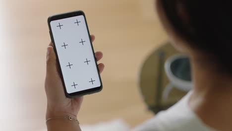 mujer feliz usando un teléfono inteligente teniendo una videochat agitando la mano al bebé en la pantalla verde disfrutando de la comunicación móvil pantalla de tecla croma en orientación vertical