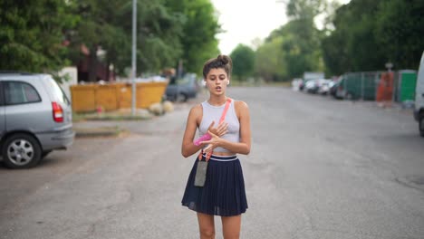 adolescente caminando por la calle