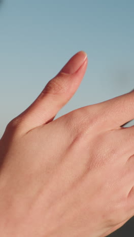 toma de primer plano de las manos frotándose suavemente entre sí, transmitiendo un sutil gesto de profunda contemplación y dolor. la cabeza de la persona es parcialmente visible, insinuando un momento de tristeza