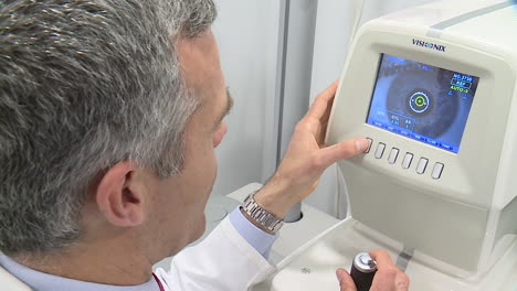 eye examination with visioknik machine