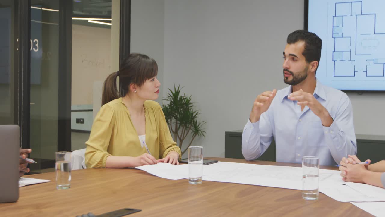 personas de negocios teniendo una reunión en una oficina moderna