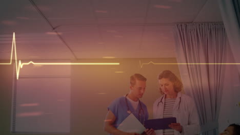 animación de monitor de ritmo cardíaco sobre una mujer médica caucásica y un trabajador de la salud masculino discutiendo