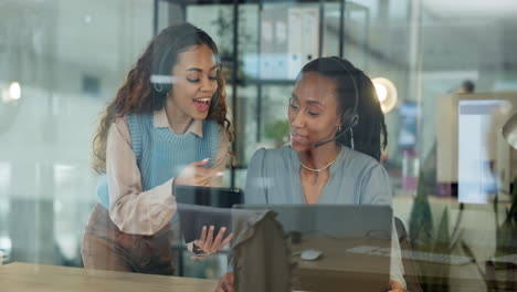 trabajo en equipo, centro de llamadas y mujeres en tableta