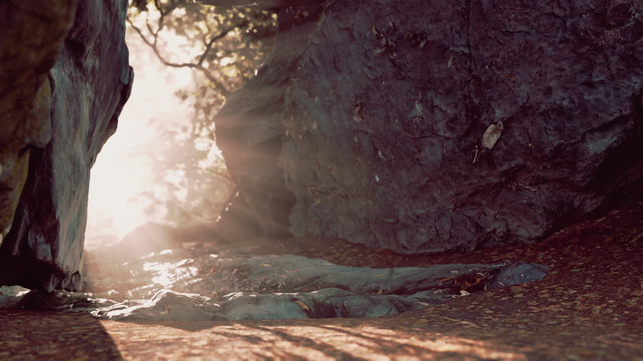la luz del sol filtrándose a través de la entrada de una cueva mística