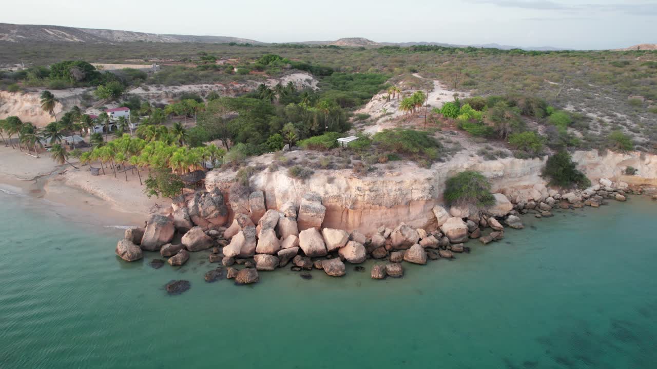 Sorvolo aereo della costa di Playa La Paria Araya Sucre, Venezuela