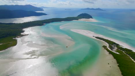 Playa-De-Whitehaven-Filmada-Con-Un-Dron-En-Un-Día-Soleado,-Isla-Whitsunday,-Australia
