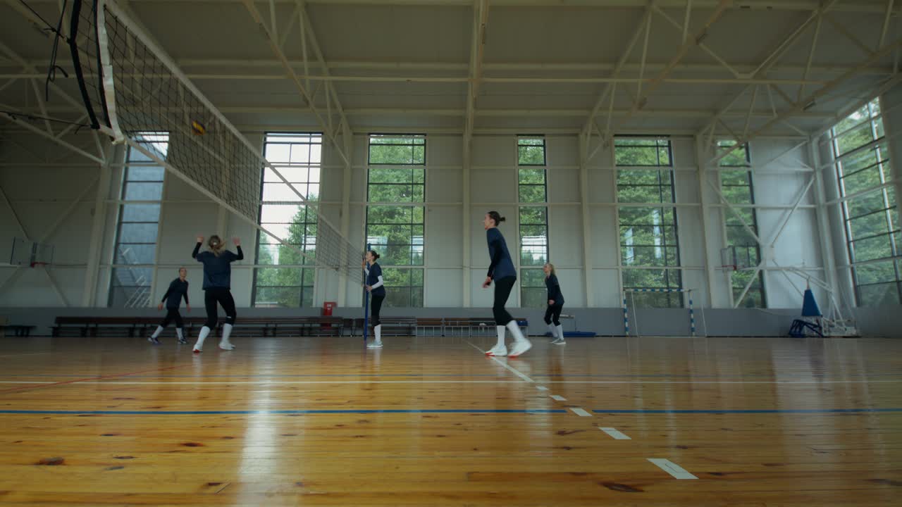 Volleyballhold spiller indendørs
