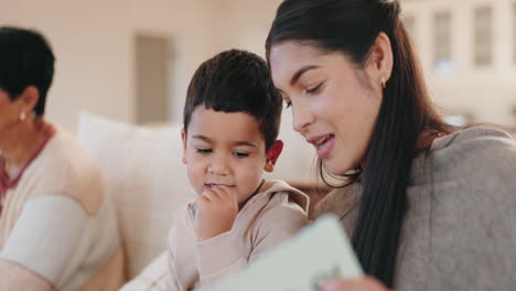 Familie,-Kinder-Und-Eine-Mutter,-Die-Ihrem-Jungen-Vorliest