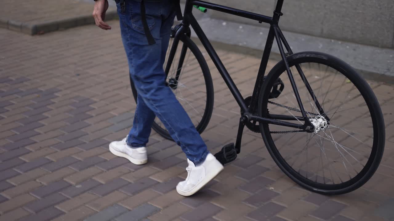 배달사 는 도시 를 지나 자전거 를 타고 고 있다