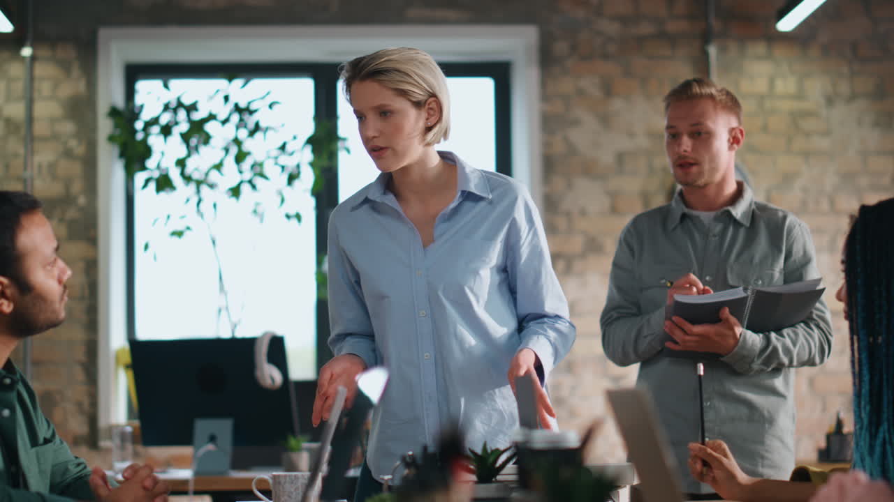 squadra d'affari che crea progetti seduta in sala conferenze. donna che guida la riunione