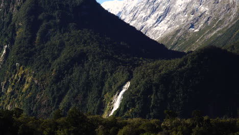 lady bowen 墜落在密爾福德海峡的空中無人機拍攝, 在 fiordland 國家公園, 南島, 南阿爾卑斯山, 新西蘭白天