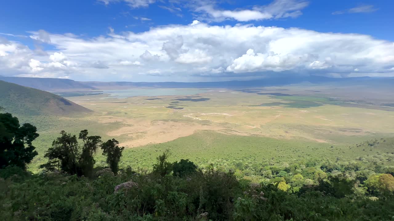 은 날씨에 관측 플랫폼에서 ngorongoro 크레이터의 파노라마 뷰.