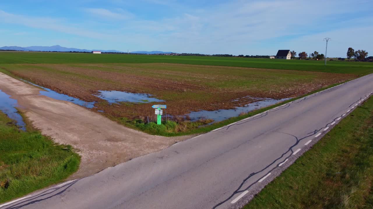 오래된 목조 교차로 신호로의 공중 하강
