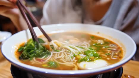 comiendo sopa de fideos