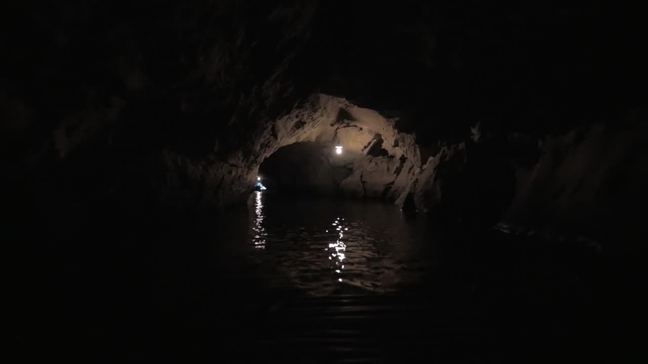 tour para turistas en vietnam el viaje en barco a través del sistema de cuevas oscuras