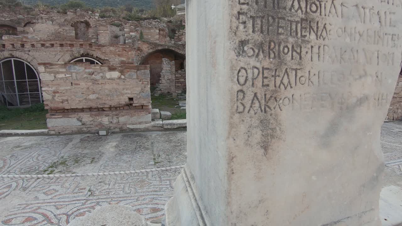 vista panorámica desde casas adosadas con suelo de mosaico hasta el templo de adriano en la calle curetes éfeso