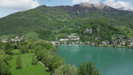 Die-Malerische-Stadt-Weesen-Liegt-Eingebettet-In-Einer-Ruhigen-Umarmung-Der-Natur-Und-Der-Luft