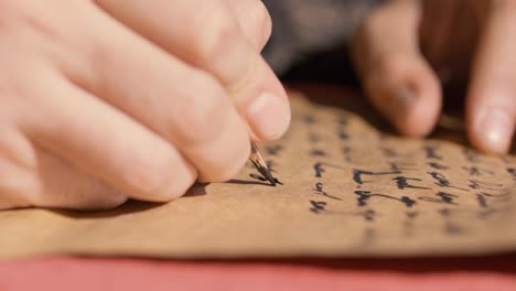 palabras escritas con pluma en papel en un contexto histórico.