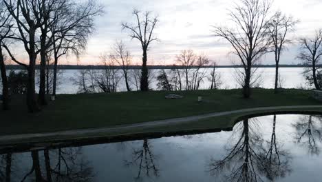 Ruhiger-Sonnenuntergang,-Der-Sich-über-Den-Fluss-Bourg-sur-Gironde-Spiegelt---Luftaufnahme