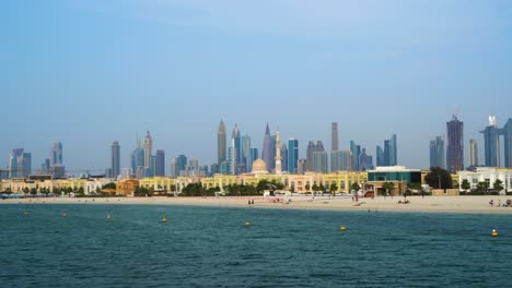 edificios de gran altura frente al mar en el centro de dubai en los emiratos árabes unidos