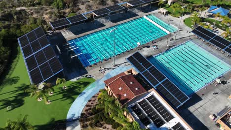 Drone-Disparó-Sobre-El-Parque-Comunitario-Alga-Norte,-Carlsbad,-California,-Ee.uu.-Con-Lugareños-Nadando-En-Un-Brillante-Día-Soleado-De-Verano