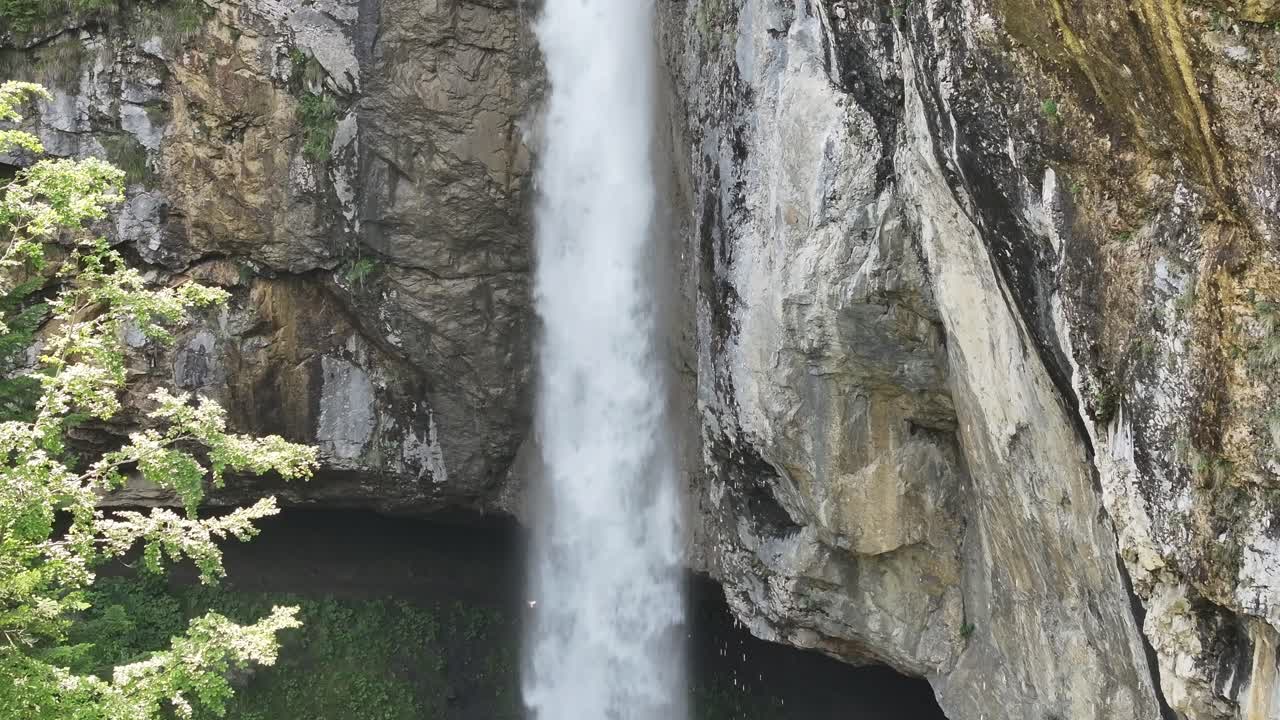 majestuosa cascada que cae en cascada por los acantilados rocosos