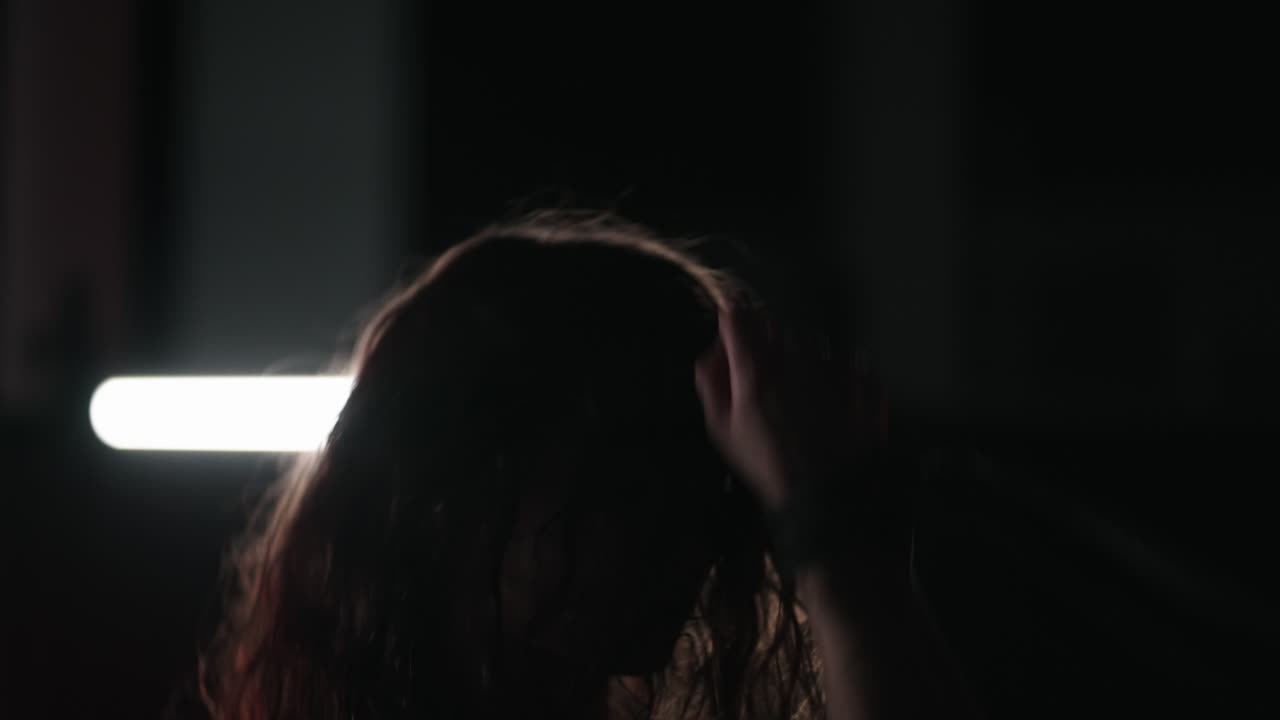 젊은 스포츠 아름다운 섹시한 여자가 바닥에 속옷을 입고 춤을 추고 기름에 체육관 벤치