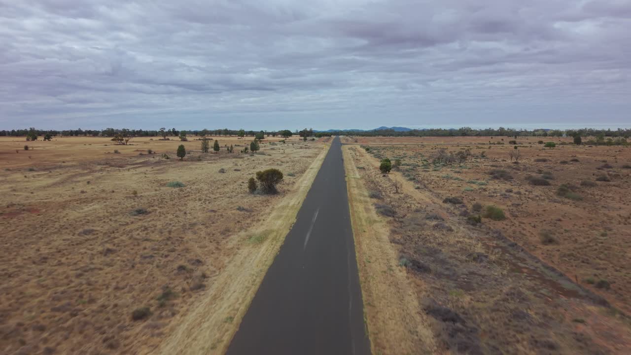 Video 4K cinematografico realizzato con drone di una strada nella boscaglia australiana (1)
