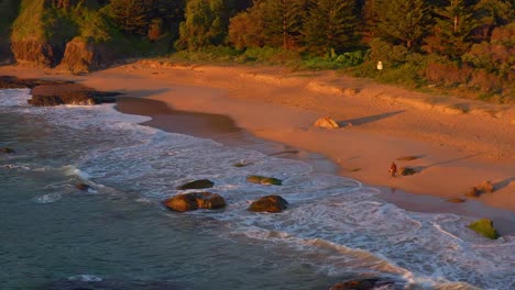 Vista-Aérea-De-La-Playa-De-Jones-Al-Atardecer-En-Kiama-Downs,-Nueva-Gales-Del-Sur,-Australia---Disparo-De-Drones