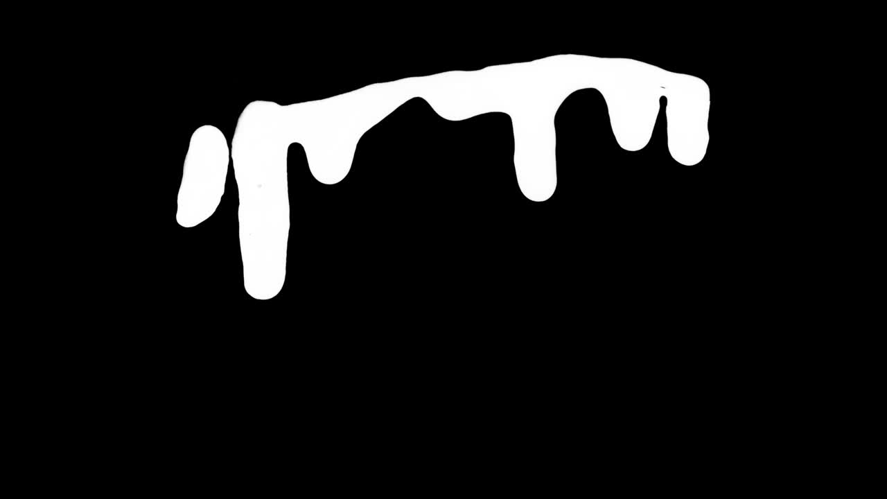 검은 화면 배경 위에  잉크가 흘러내린다