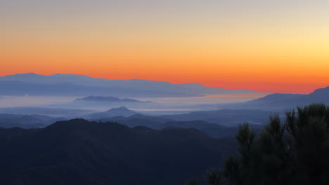 Increíble-Vista-Naranja-Del-Amanecer-Desde-La-Cima-De-Una-Montaña-En-Marbella-Málaga-España,-Hermoso-Cielo-Con-Nubes-Bajas,-Toma-De-4k