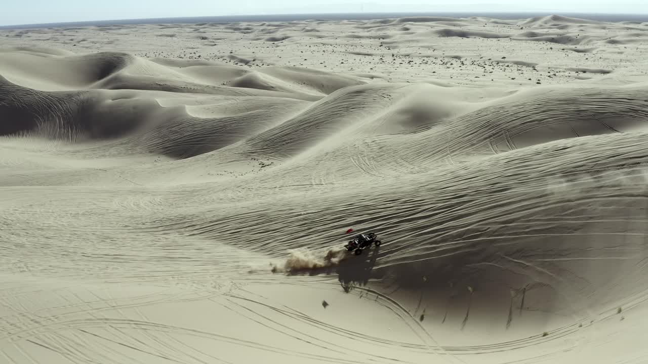 vehículos todo terreno atv conduciendo sobre dunas de arena en el desierto, vista aérea