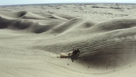 Vehículos-Todo-Terreno-Atv-Conduciendo-Sobre-Dunas-De-Arena-En-El-Desierto,-Vista-Aérea