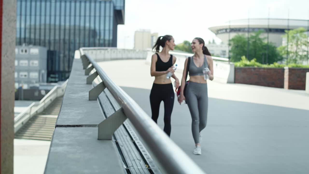 훈련 의복 을 입은 두 여자 가 훈련 에 가는 동영상