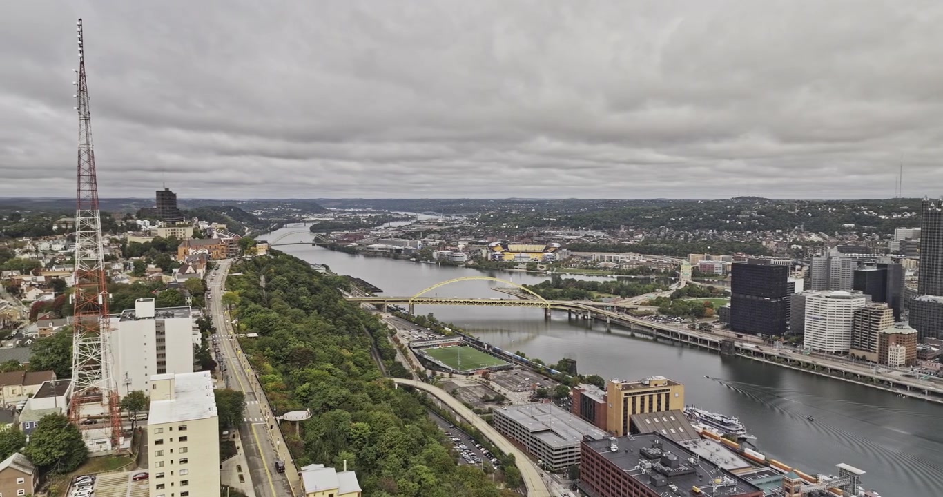 Pittsburgh Pennsylvania Hava v126 uçuşu, Mount Washington yamaç mahallelerinden ve kulesinden Şehir Merkezi'ne, Yukarı Şehir'e ve nehir köprülerine doğru - Mavic 3 Pro Cine ile çekildi - 25 Eylül 2023.