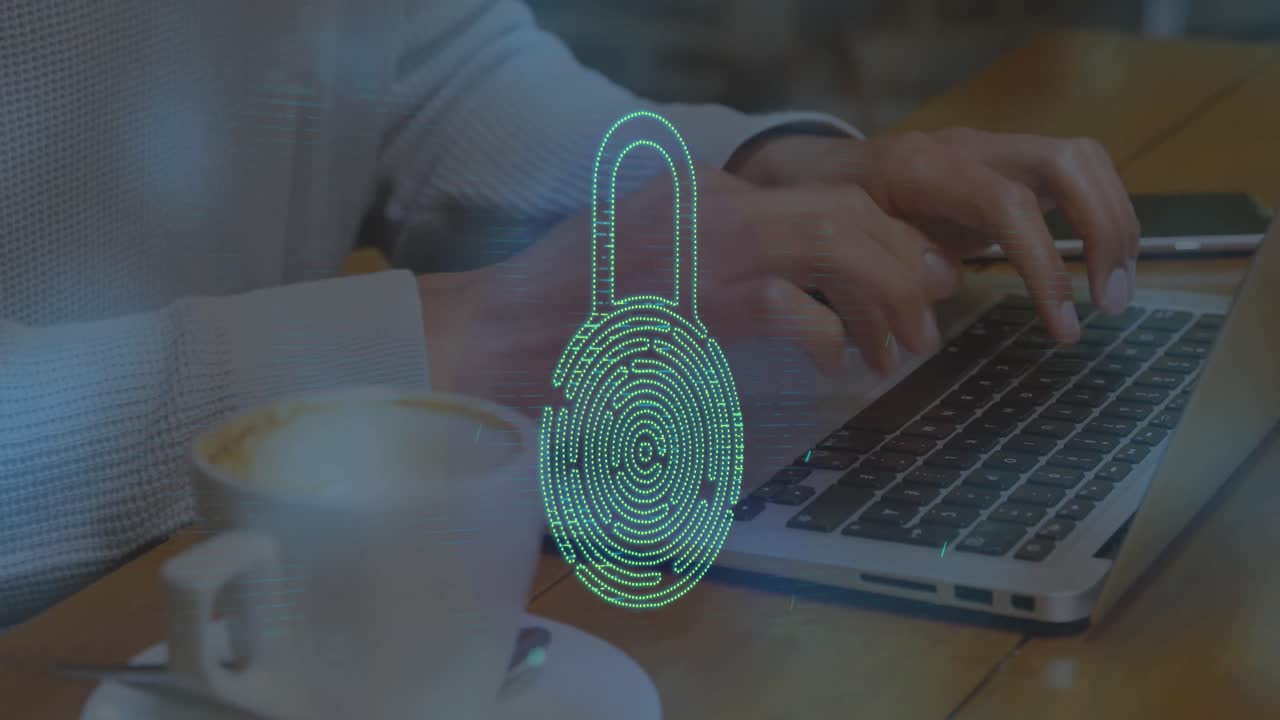 animación de huellas digitales en un candado sobre la sección media de un hombre caucásico trabajando en una computadora portátil en cafés