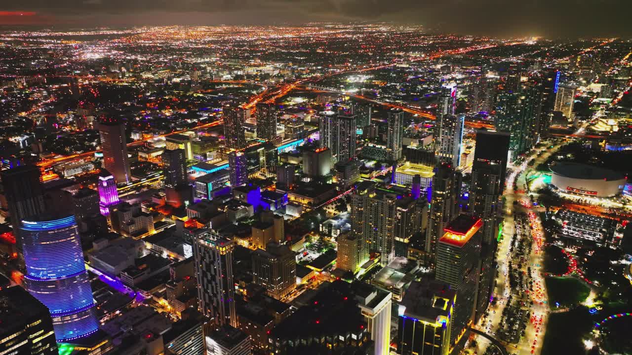 밤에 마이애미 시내 거리