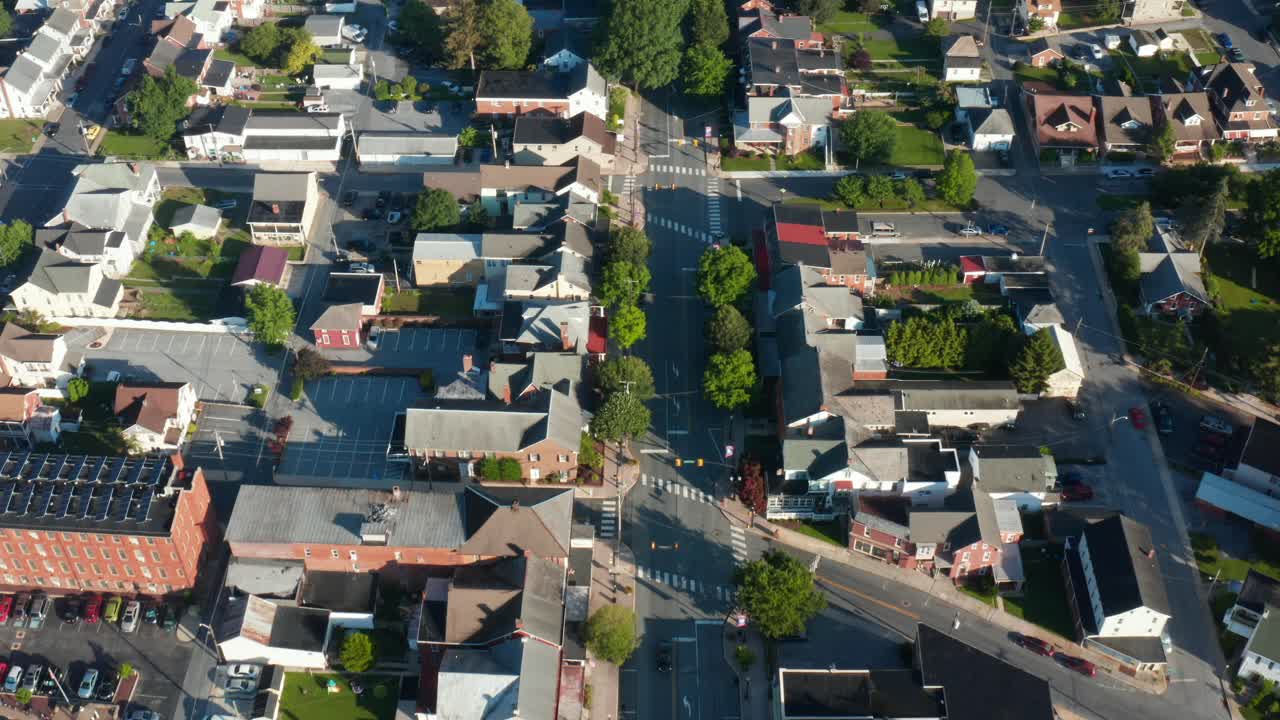 tiro de seguimiento aéreo inverso a través de la ciudad urbana en la ciudad americana