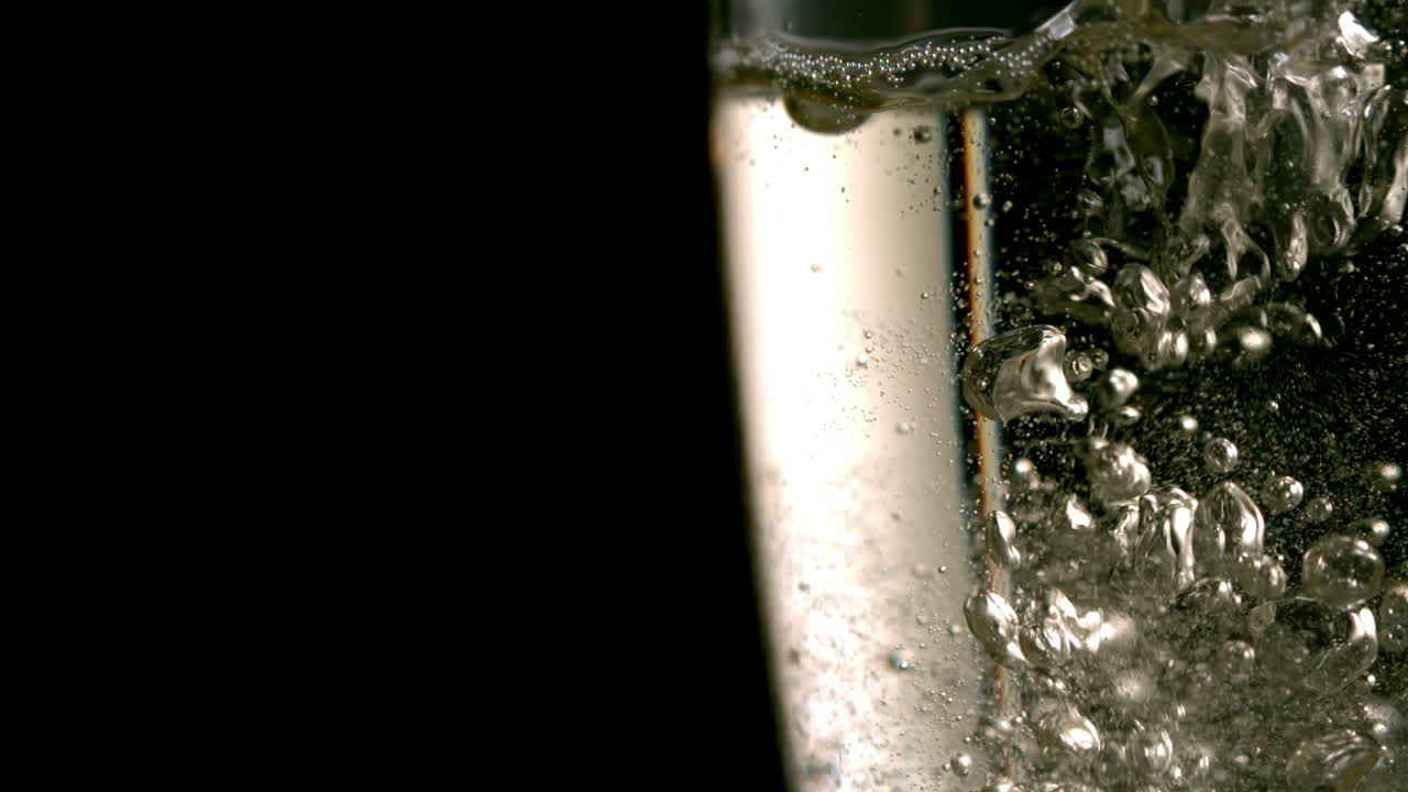 쏟아지는 샴페인