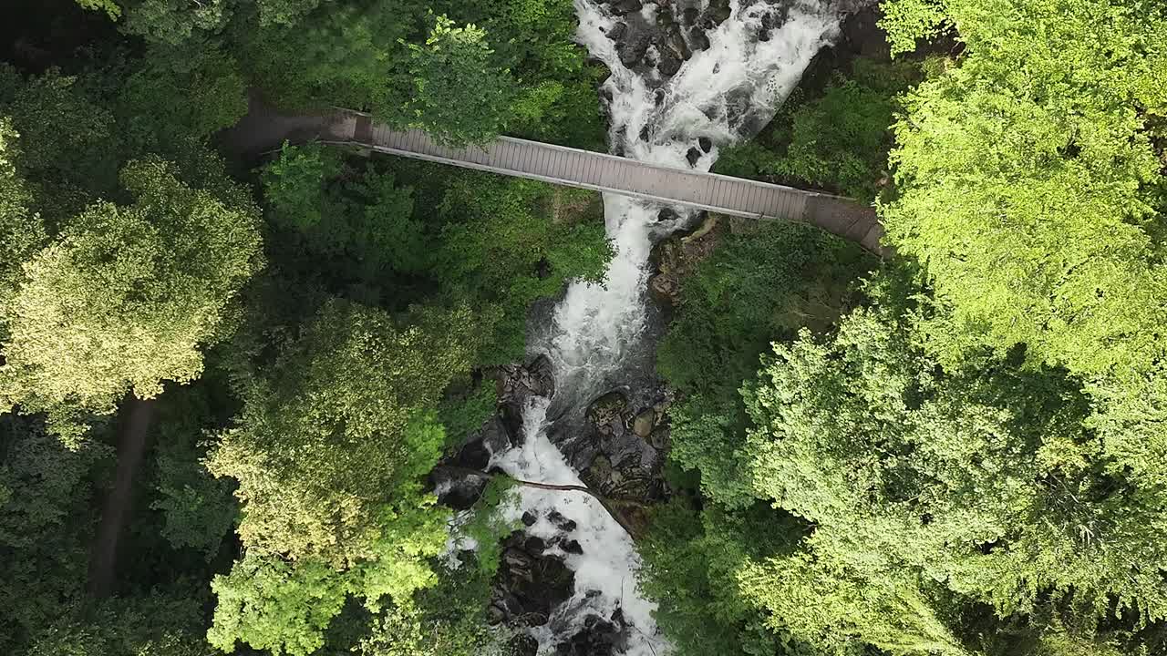 vista desde el centro de un puente que cruza las cataratas de seerenbach en suiza