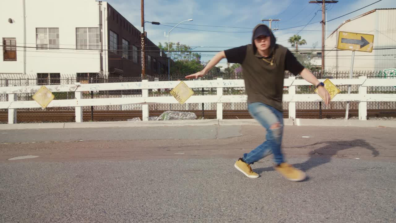 hombre de hip hop bailando afuera en la calle en un día soleado