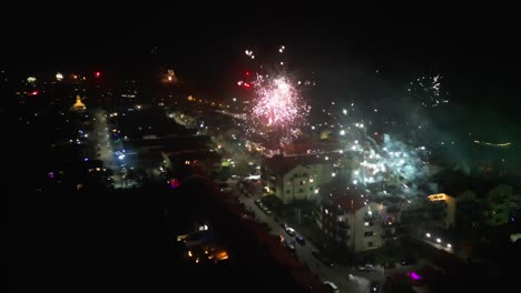 El-Dron-Captura-Una-Deslumbrante-Exhibición-De-Fuegos-Artificiales-Que-Iluminan-El-Cielo-Nocturno-Cuando-El-Año-Llega-A-Su-Fin,-Creando-Un-Festín-Visual-Espectacular-Y-De-Celebración.